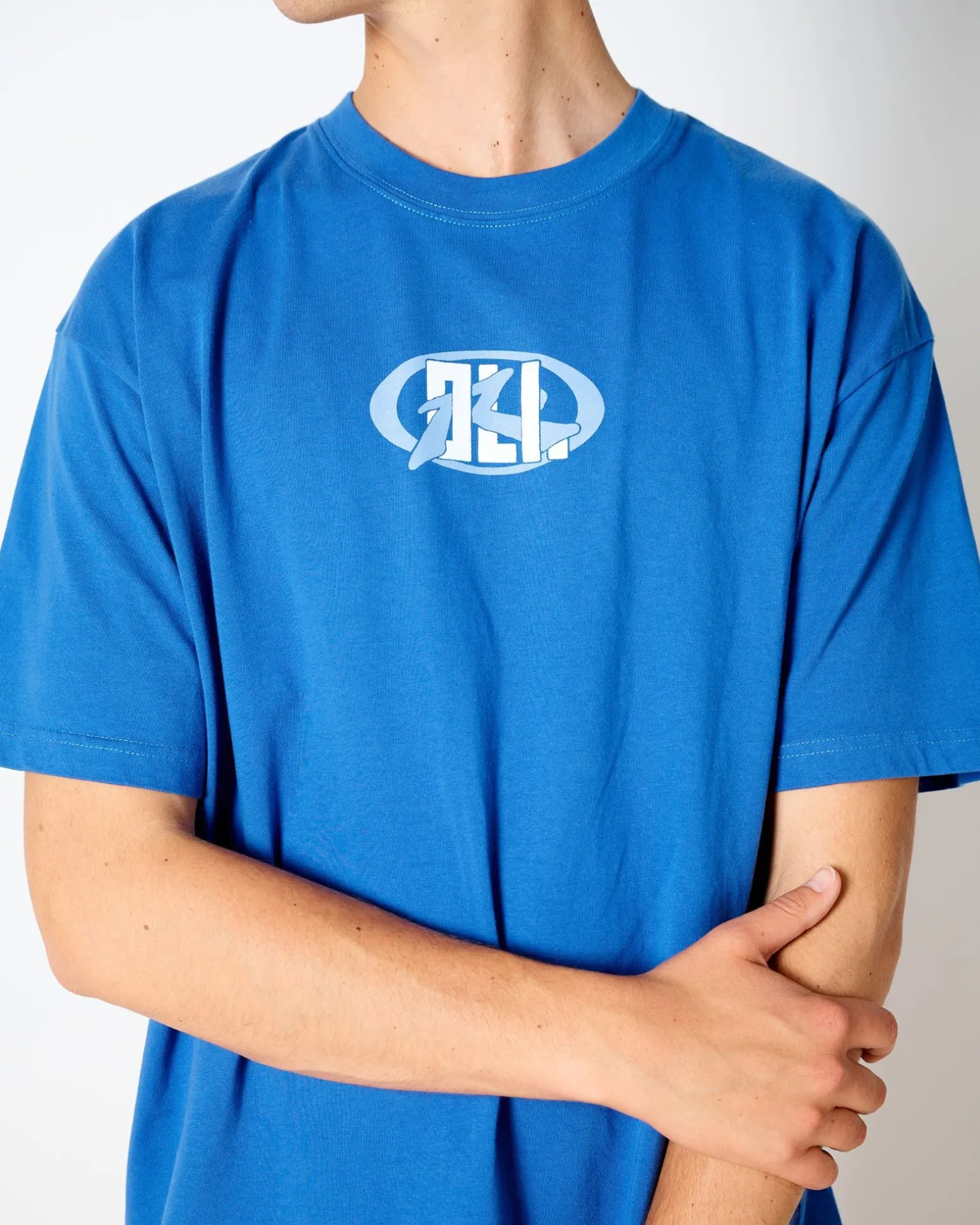 Oli X Badge Tee | Rusty Hot